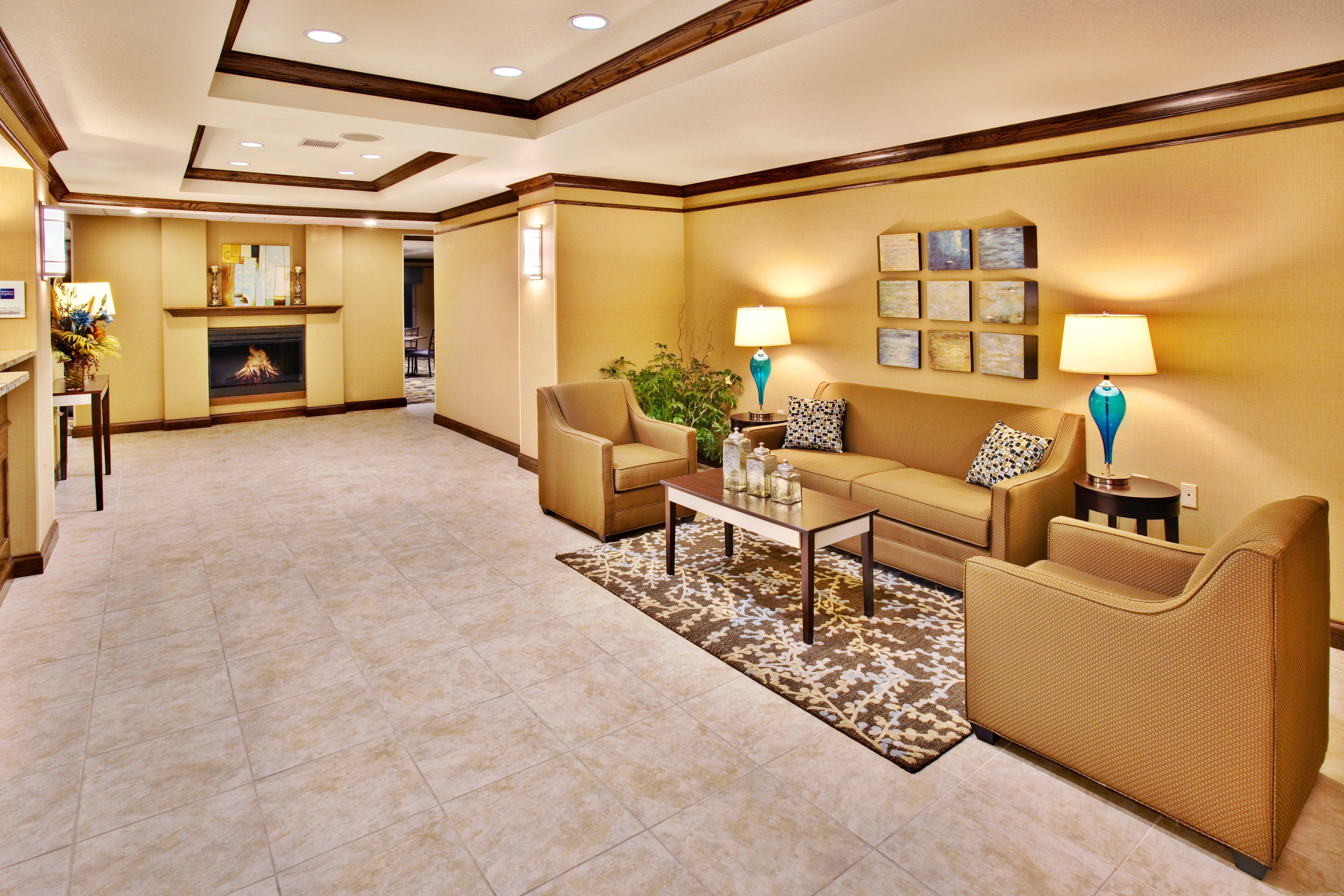 Holiday Inn Express Hotel & Suites - Dubuque West By Ihg Exterior photo